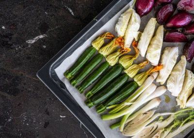 nquadratura dall’alto di una teglia di verdure stagionali pronte per il forno, scatto professionale di Elisa Fedrizzi.
