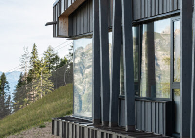 Fotografia di architettura di Elisa Fedrizzi: dettaglio esterno della Malga Zambana, realizzata da Alpenos, immersa nel paesaggio alpino.
