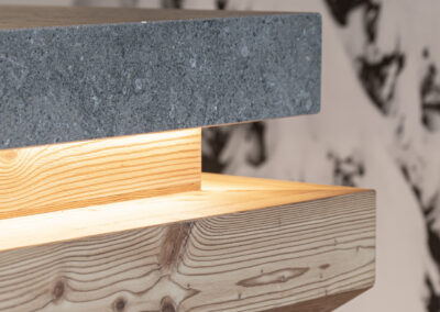 Fotografia di Elisa Fedrizzi con focus sulle texture dei materiali naturali utilizzati negli interni della Malga Zambana.