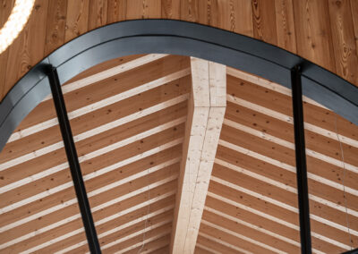 Dettaglio architettonico del soffitto in legno e struttura interna della Malga Zambana, scatto di Elisa Fedrizzi.