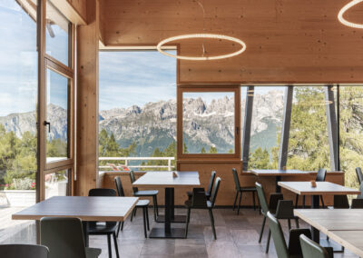Dettaglio dell’arredamento e vista panoramica sulle Dolomiti, fotografia architettonica di Elisa Fedrizzi.