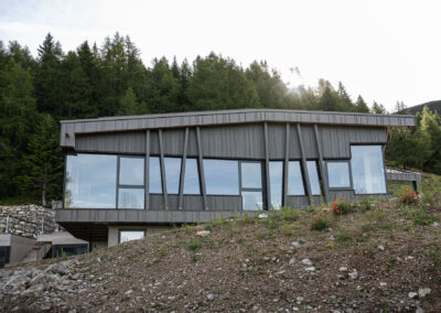 Scatto architettonico di Elisa Fedrizzi: prospettiva ampia della Malga Zambana tra natura e design contemporaneo.