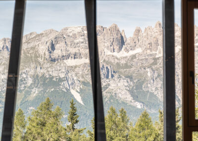 Interni illuminati da luce naturale con vista panoramica sulle montagne, fotografia architettonica di Elisa Fedrizzi.