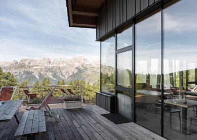 Vista panoramica dalle terrazze della Malga Zambana con le Dolomiti sullo sfondo, scatto di Elisa Fedrizzi.