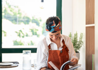 Ritratto ambientato della food creator in cucina durante lo shooting di Elisa Fedrizzi, luce naturale e atmosfera autentica.