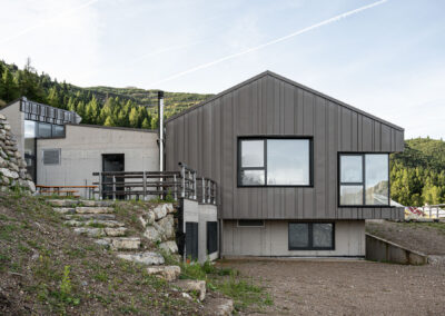 Vista esterna della Malga Zambana in Paganella, scattata da Elisa Fedrizzi per Alpenos, con focus su volumi e materiali.