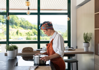 Food creator al lavoro con l’impastatrice, scatto realizzato da Elisa Fedrizzi per un servizio editoriale food.