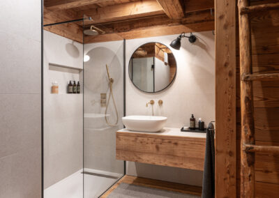 Bagno alpino con doccia e mobili in legno, fotografia d’interni di Elisa Fedrizzi