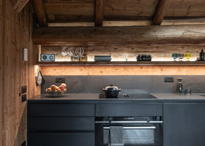 Dettaglio della cucina in legno e nero opaco, progetto Wood & Stone fotografato da Elisa Fedrizzi