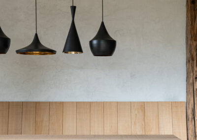 Dettaglio di illuminazione e materiali naturali, fotografia d’interni sofisticata.