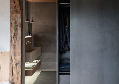 Corridoio moderno con contrasti di luce, fotografia d’autore.