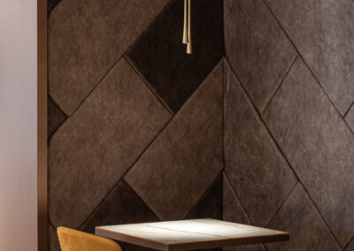 Angolo relax con poltrone in pelle e rivestimenti in tessuto, fotografia d’interni.