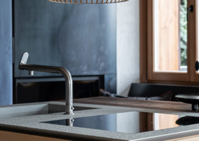 Dettaglio cucina contemporanea con lampade sospese, fotografia d’autore Elisa Fedrizzi.