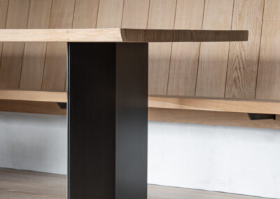 Dettaglio tavolo in legno di design, foto di Elisa Fedrizzi