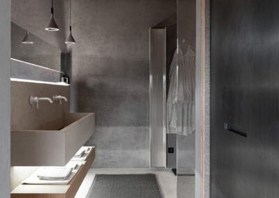 Bagno moderno in tonalità neutre, fotografia d’interni architettonica.