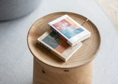 Tavolino Riva1920 di design con rivista e texture in legno, scatto fotografico d’interni, Elisa Fedrizzi