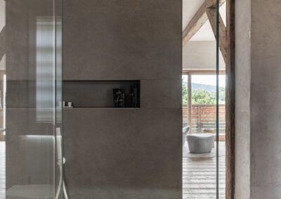 Doccia contemporanea in pietra e vetro, fotografia architettonica di interni.