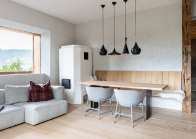 Interno contemporaneo in legno e nero, fotografata con luce naturale da Elisa Fedrizzi