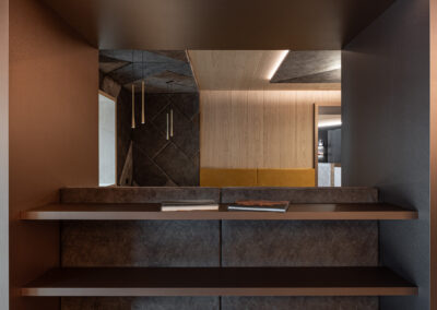 Lobby elegante dell’Hotel Paganella, fotografia d’interni con luce calda e arredi in legno.