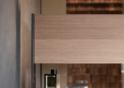 Dettaglio parete attrezzata in legno e nicchia, fotografia d’interni di Elisa Fedrizzi.