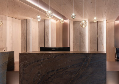 Reception contemporanea dell’Hotel Paganella, design TM Design, fotografia d’interni di Elisa Fedrizzi.