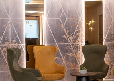 Sala lounge dell’Hotel Paganella, arredi contemporanei e luce soffusa.