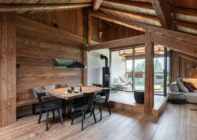 Sala da pranzo in legno con arredi contemporanei progettati da Wood & Stone, fotografia d’interni di Elisa Fedrizzi