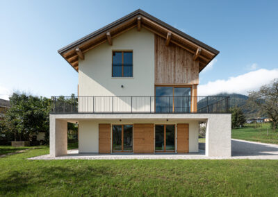 Vista esterna dell’edificio con giardino, architettura contemporanea MF Architettura. Foto di Elisa Fedrizzi