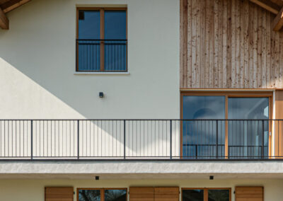 Vista esterna dell’edificio con giardino, architettura contemporanea MF Architettura. Foto di Elisa Fedrizzi