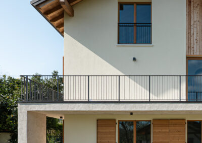 Vista esterna dell’edificio con giardino, architettura contemporanea MF Architettura. Foto di Elisa Fedrizzi