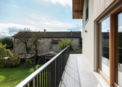 Prospettiva dell’edificio con giardino, architettura contemporanea MF Architettura. Foto di Elisa Fedrizzi