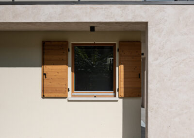 Dettaglio dell’edificio con giardino, architettura contemporanea MF Architettura. Foto di Elisa Fedrizzi