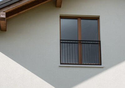 Dettaglio dell’edificio con giardino, architettura contemporanea MF Architettura. Foto di Elisa Fedrizzi