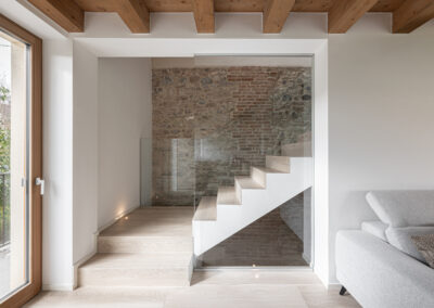 Dettaglio della scala interna con illuminazione naturale, MF Architettura, foto di Elisa Fedrizzi