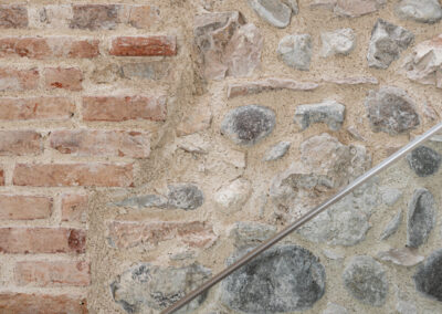 Dettaglio della scala interna con illuminazione naturale, MF Architettura, foto di Elisa Fedrizzi