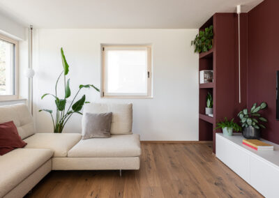 Zona living contemporanea con colori caldi e arredi minimal, fotografia di Elisa Fedrizzi.