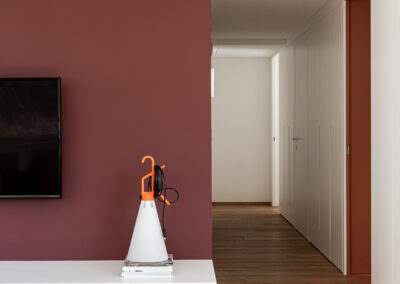 Zona living contemporanea con colori caldi e arredi minimal, fotografia di Elisa Fedrizzi.