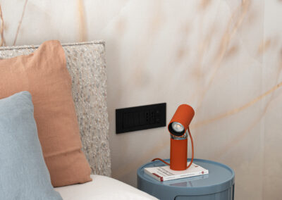 Camera da letto con tessuti morbidi e palette calda.