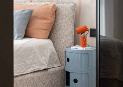 Camera da letto con tessuti morbidi e palette calda.