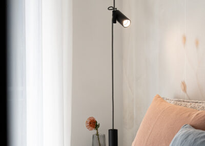 Camera da letto con tessuti morbidi e palette calda.