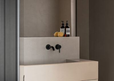 Bagno dal design contemporaneo con mobili chiari.