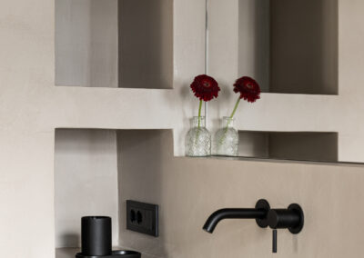 Bagno dal design contemporaneo con mobili chiari.