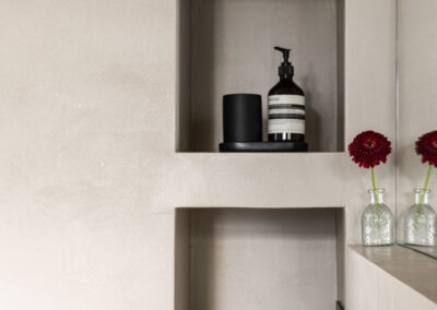 Bagno dal design contemporaneo con mobili chiari, foto di Elisa Fedrizzi