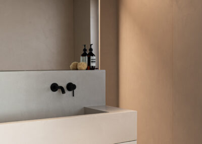 Bagno dal design contemporaneo con mobili chiari, foto di Elisa Fedrizzi