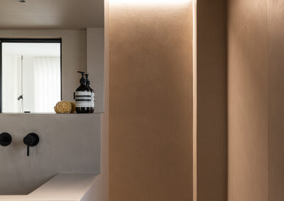 Bagno dal design contemporaneo con mobili chiari, foto di Elisa Fedrizzi