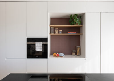 Cucina luminosa dal design moderno con finiture chiare, fotografata da Elisa Fedrizzi.