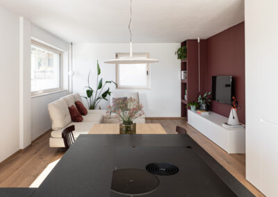 Soggiorno contemporaneo con palette neutra e dettagli di design ricercato.