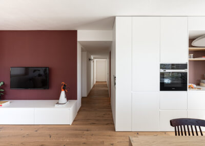 Soggiorno contemporaneo con palette neutra e dettagli di design ricercato.