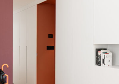 Zona living contemporanea con colori caldi e arredi minimal, fotografia di Elisa Fedrizzi.