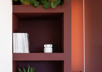 Zona living contemporanea con colori caldi e arredi minimal, fotografia di Elisa Fedrizzi.